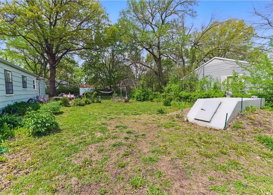 204 E Oak Street — photo 19