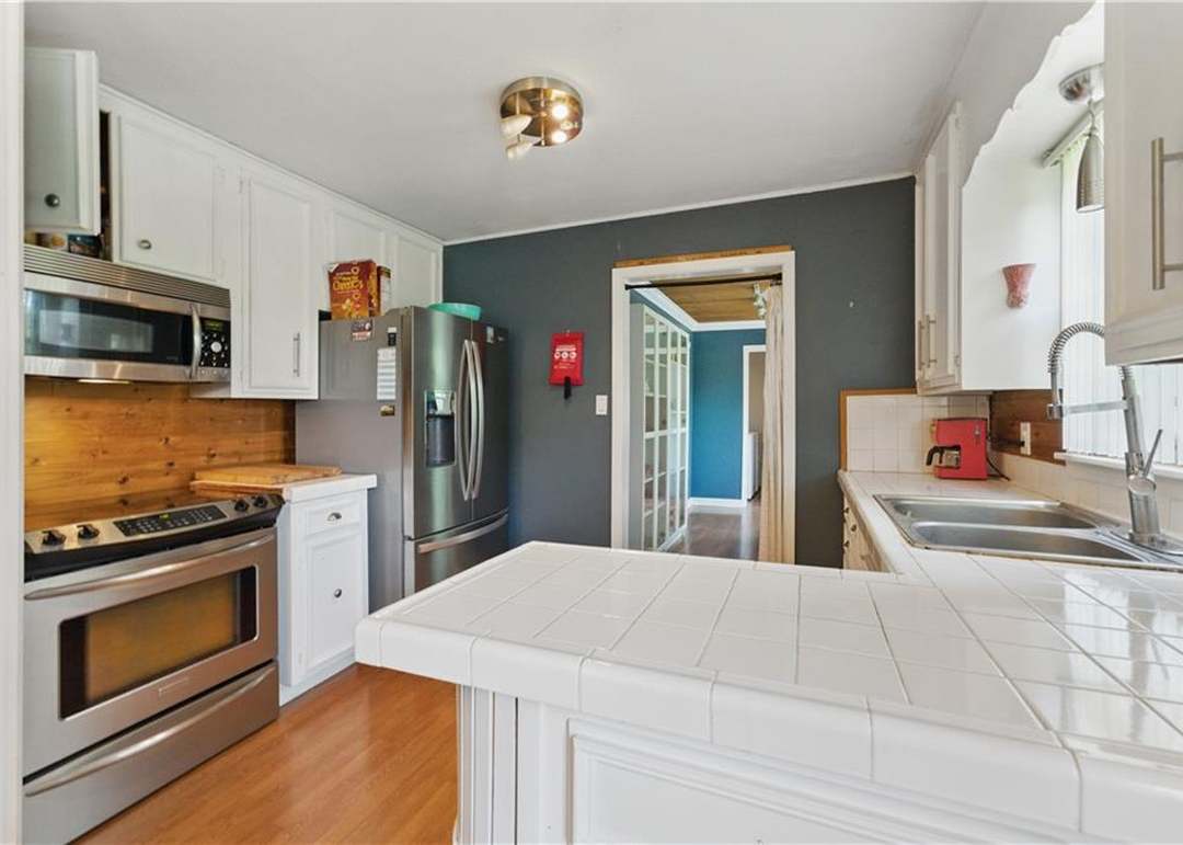 204 E Oak Street — photo 20