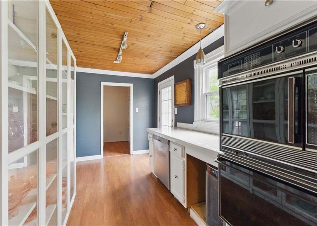 204 E Oak Street — photo 23
