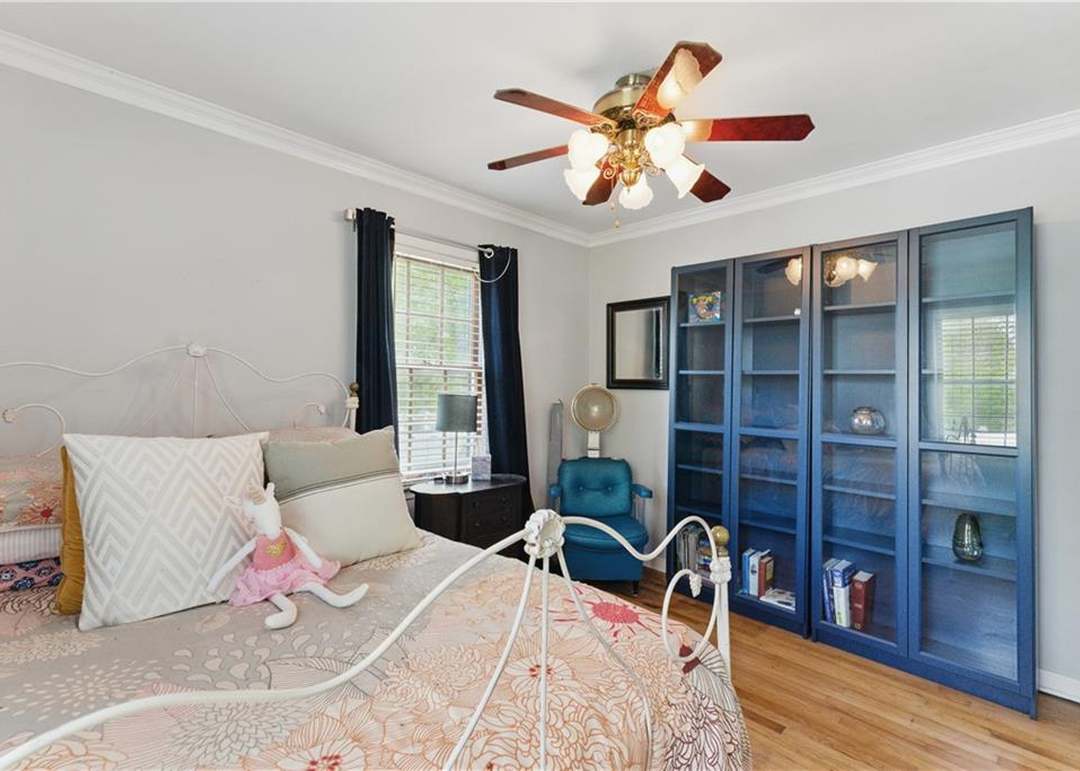 204 E Oak Street — photo 33