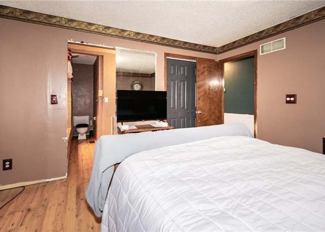 208 SW 26th Street — photo 4
