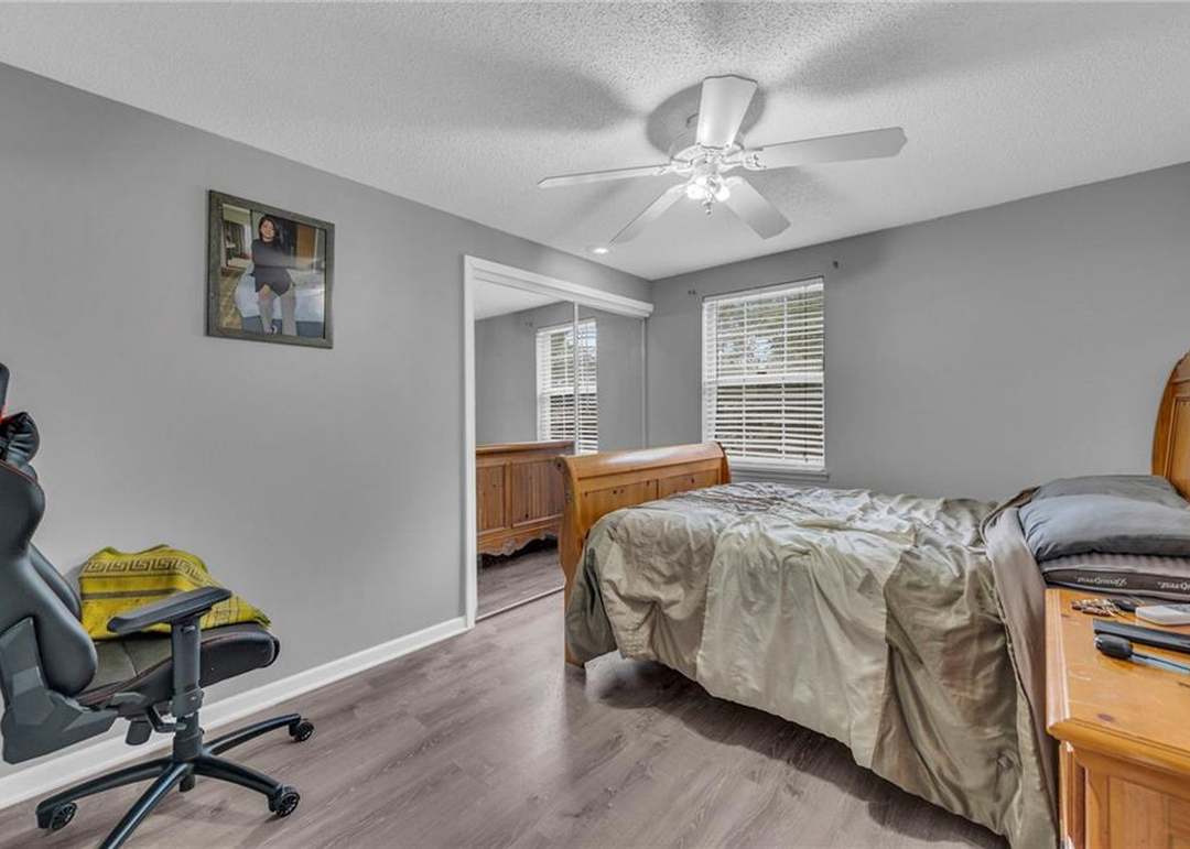 2112 E Jamestown Drive — photo 5