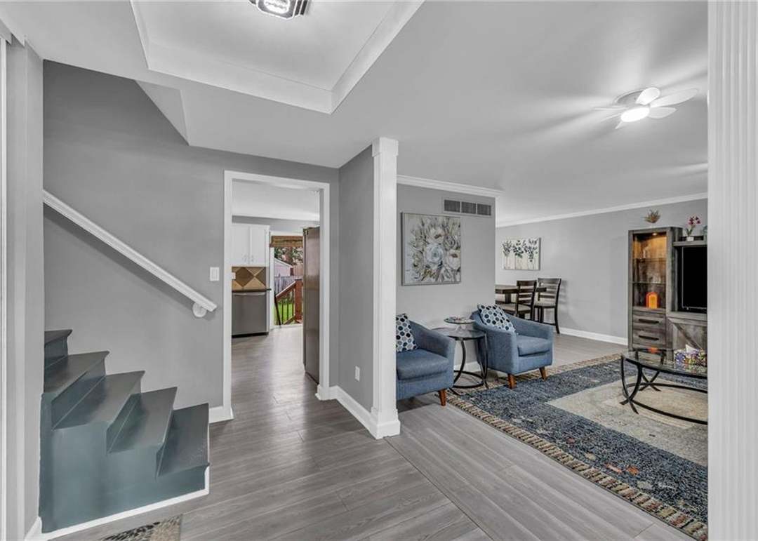 2112 E Jamestown Drive — photo 8