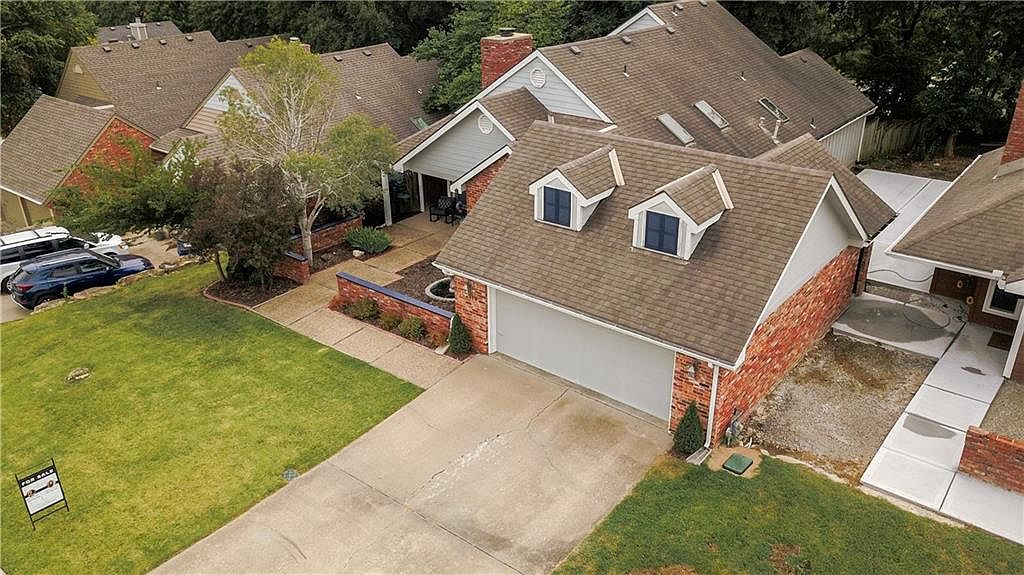 2119 Greenbrier Drive — photo 3
