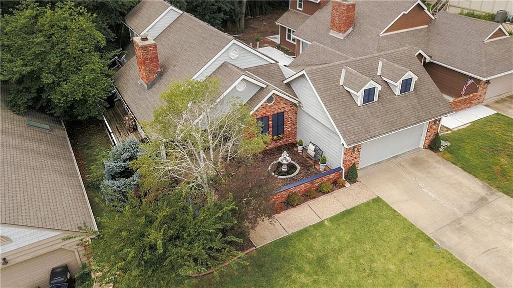2119 Greenbrier Drive — photo 4