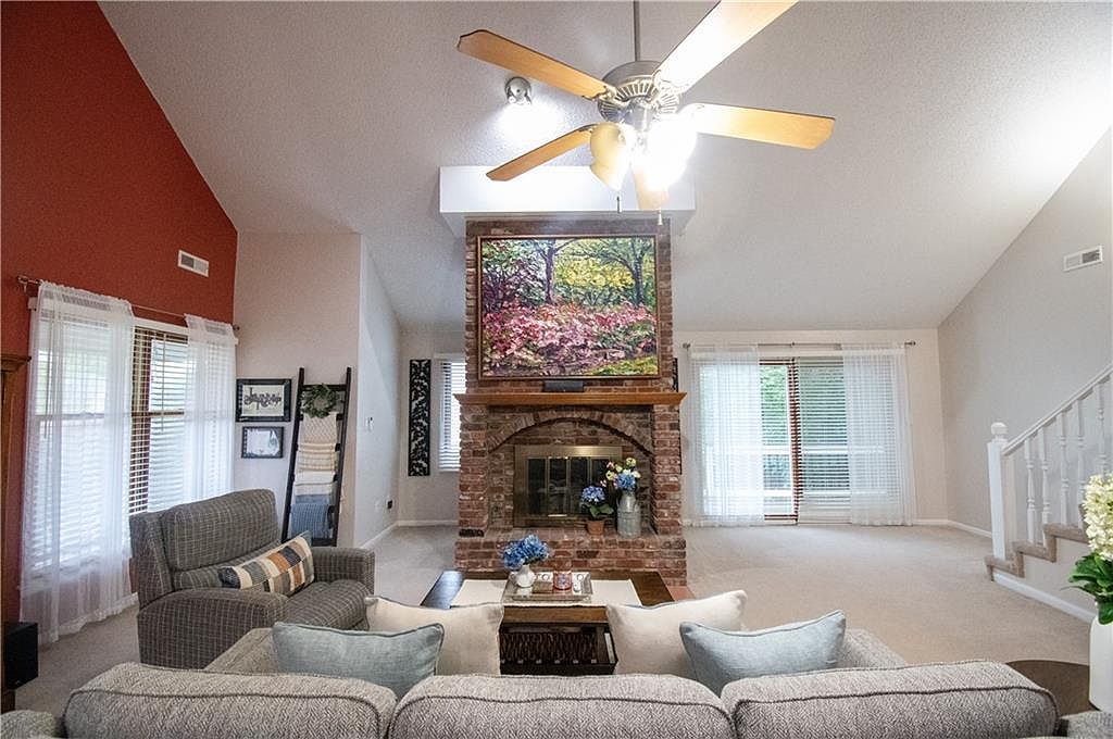 2119 Greenbrier Drive — photo 13
