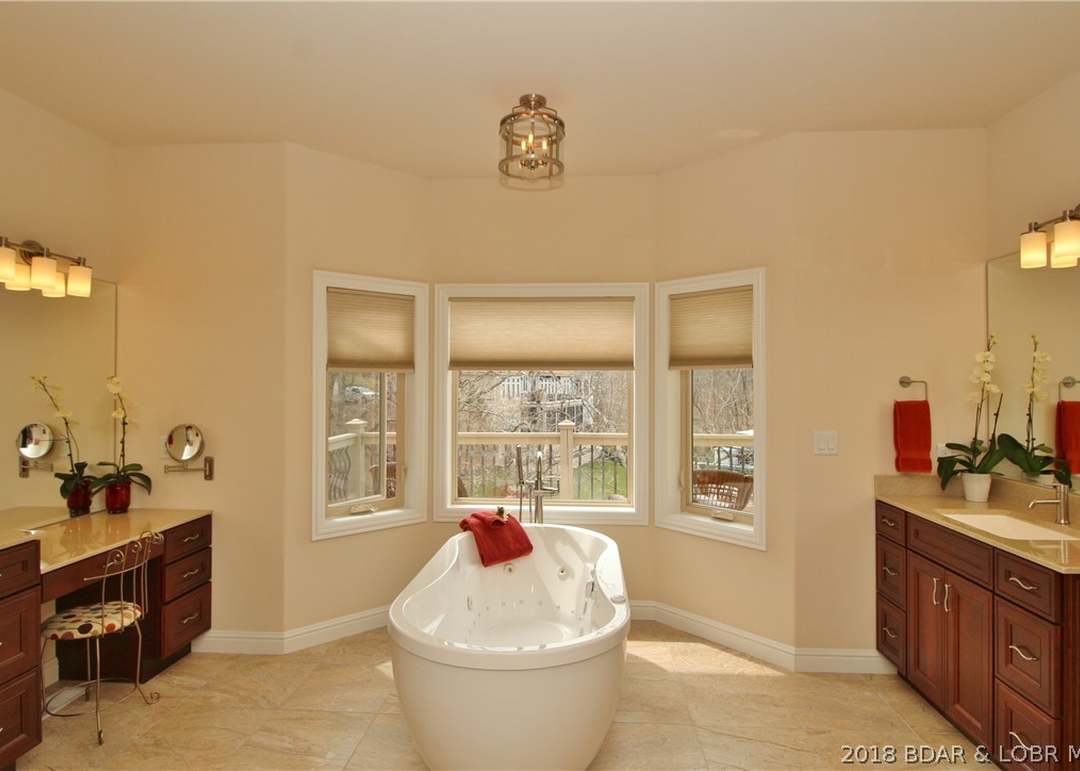 213 Lake Village Boulevard — photo 17