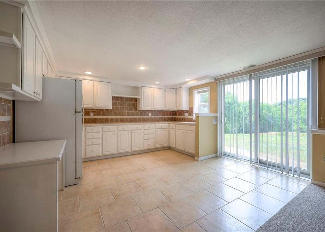 21323 W 71st Street — photo 5