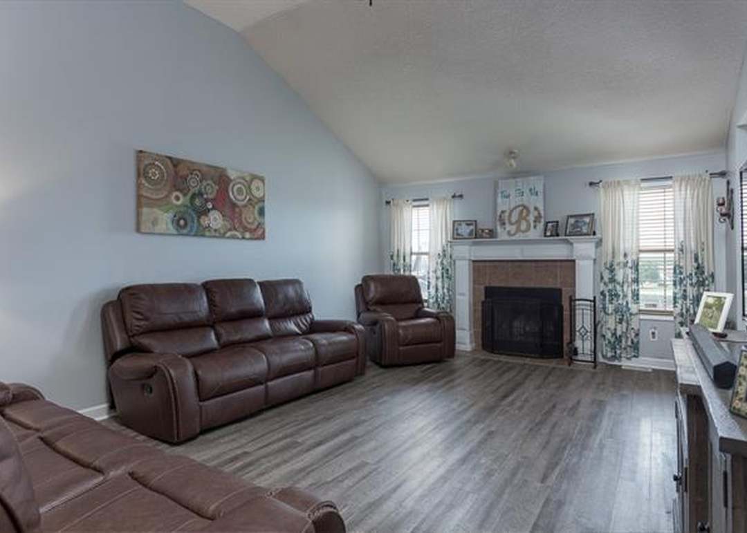 215 Montrose Court — photo 6