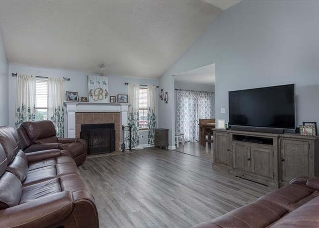 215 Montrose Court — photo 10
