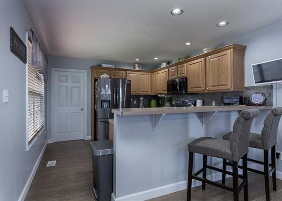 215 Montrose Court — photo 15