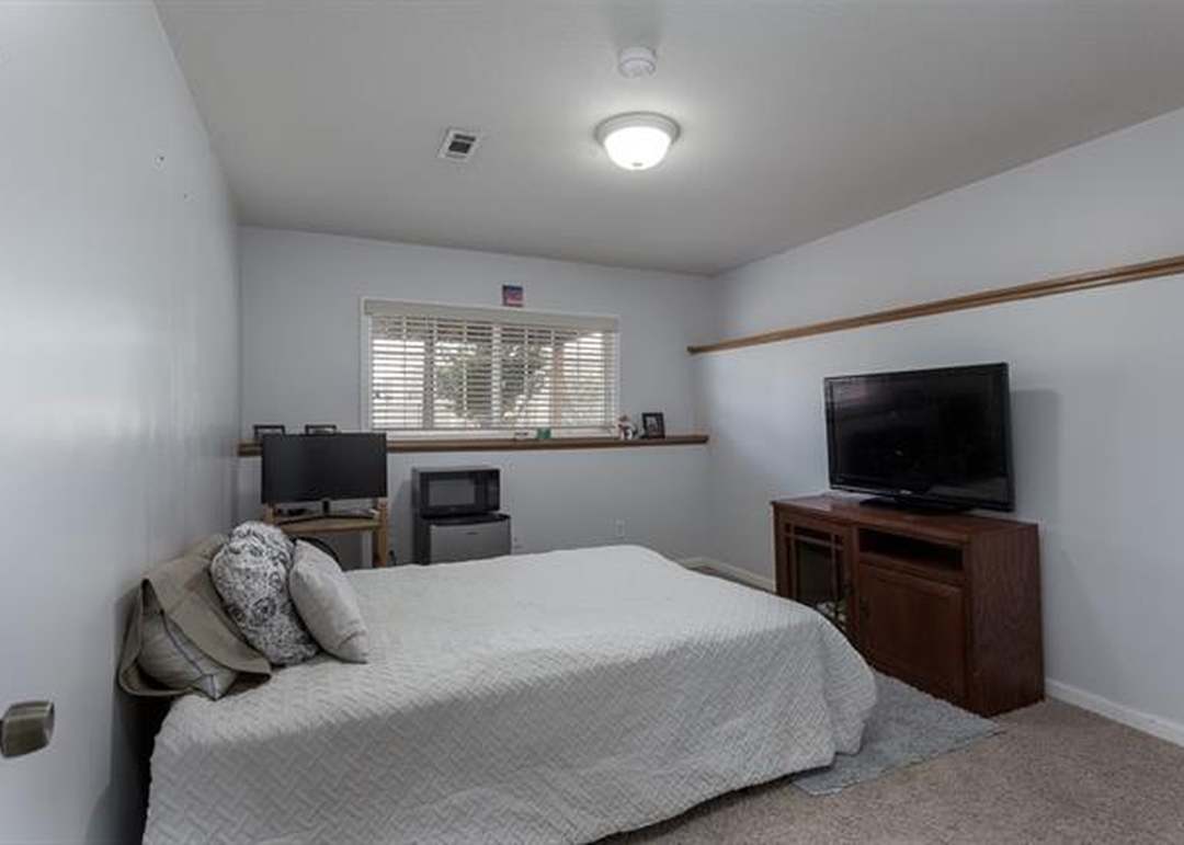 215 Montrose Court — photo 25