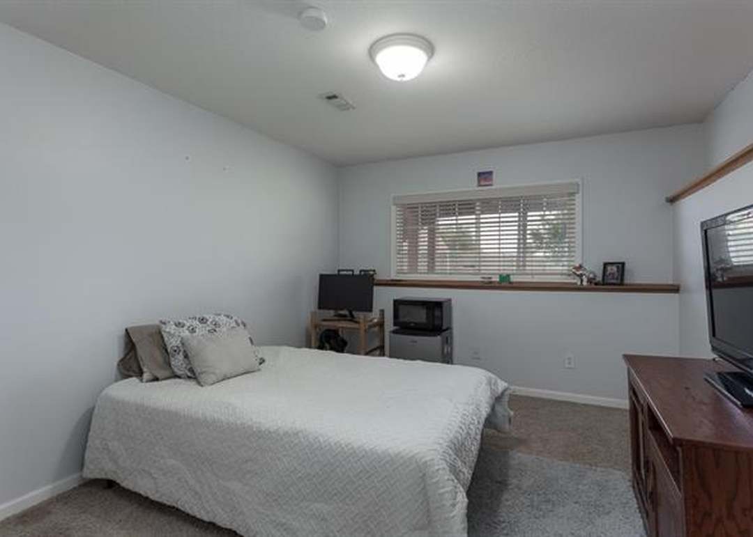 215 Montrose Court — photo 26