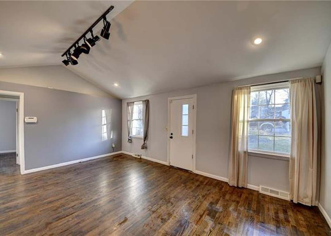 218 W 83rd Terrace — photo 6