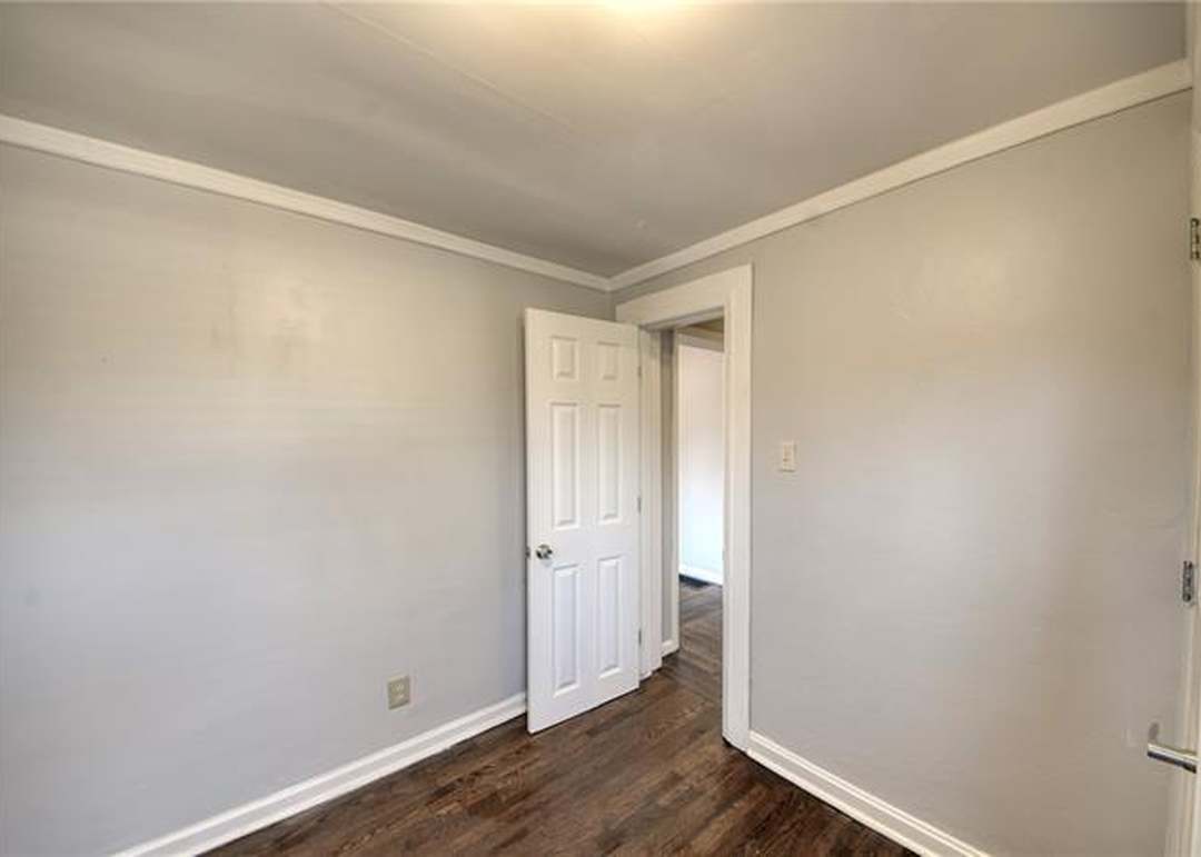 218 W 83rd Terrace — photo 7