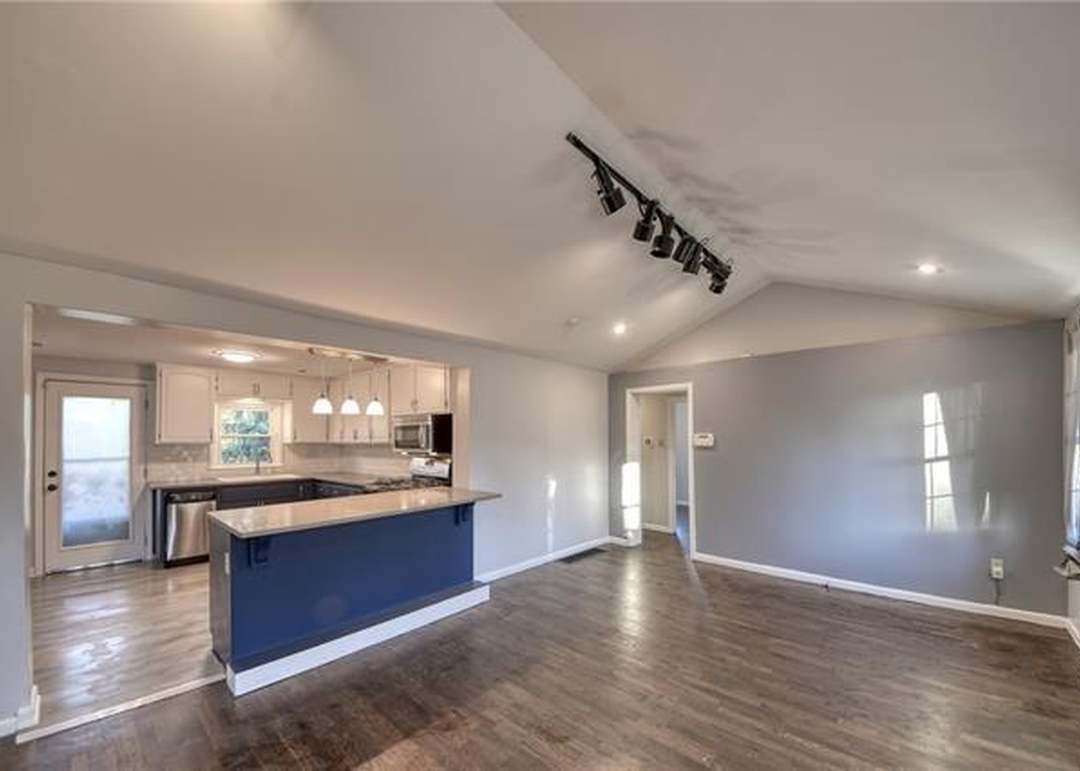 218 W 83rd Terrace — photo 10