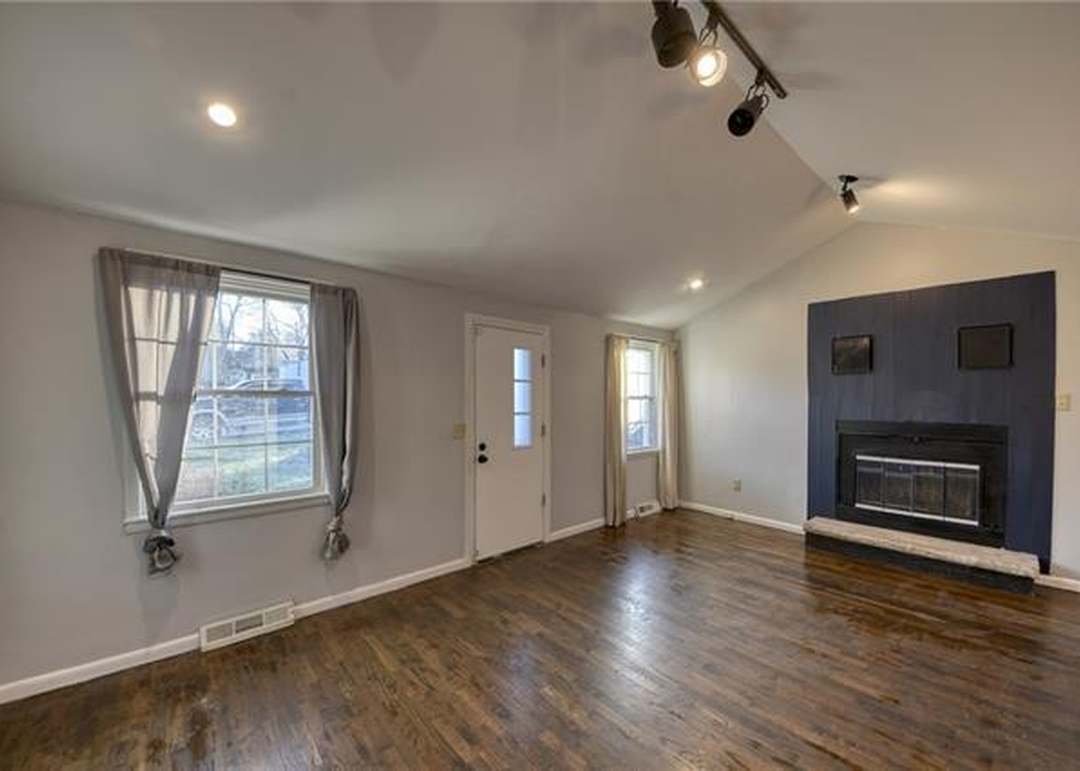 218 W 83rd Terrace — photo 11