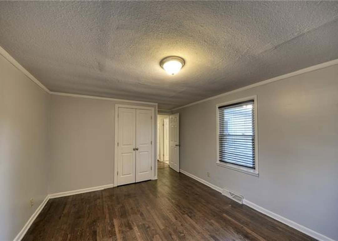 218 W 83rd Terrace — photo 19