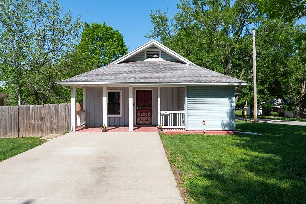 2400 Harvard Avenue — photo 1