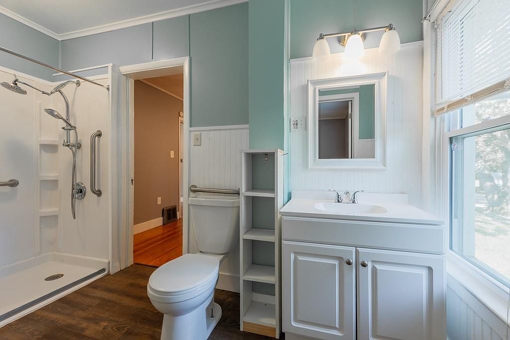 2400 Harvard Avenue — photo 10