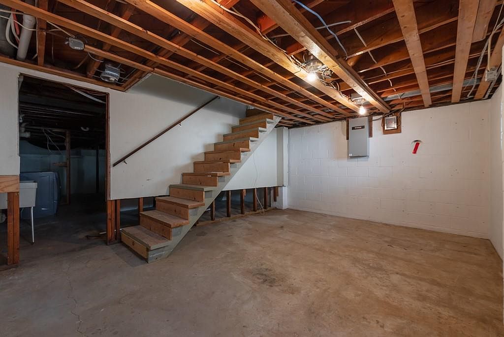 2400 Harvard Avenue — photo 16