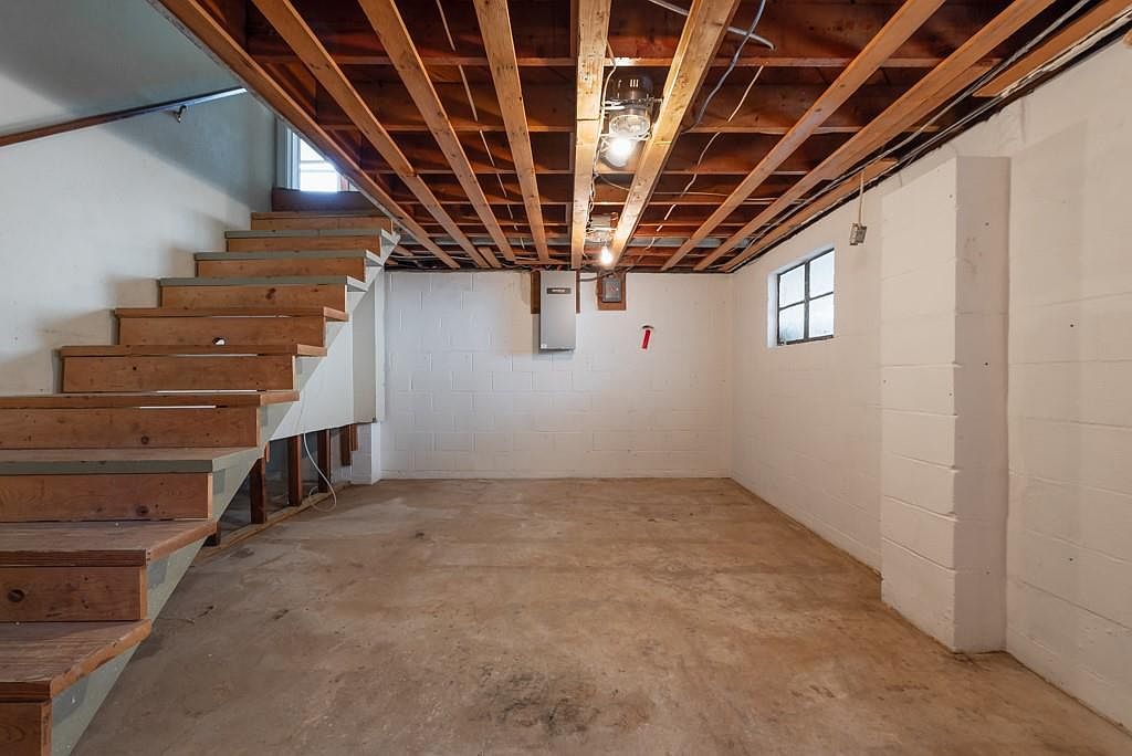 2400 Harvard Avenue — photo 17