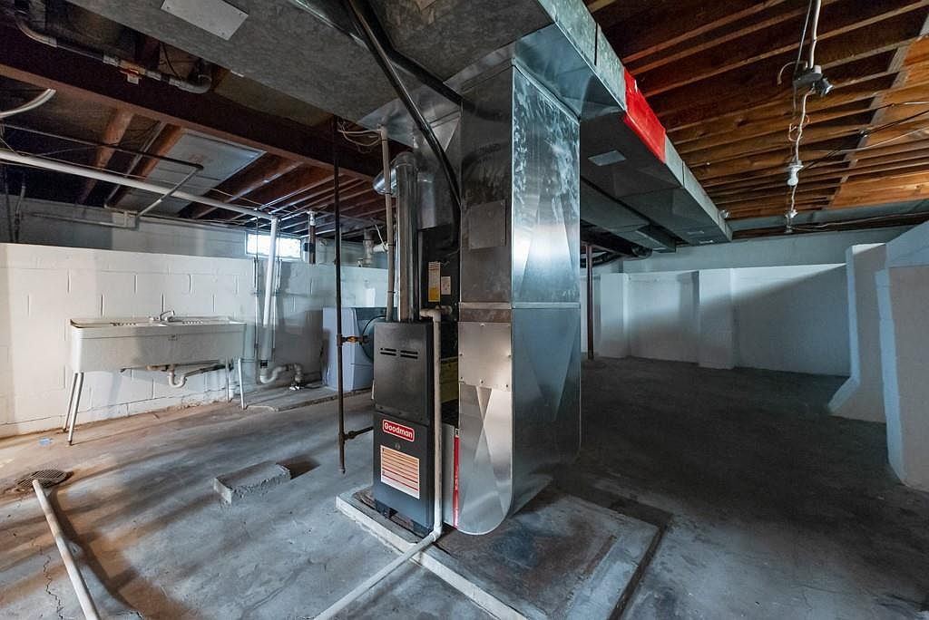 2400 Harvard Avenue — photo 18
