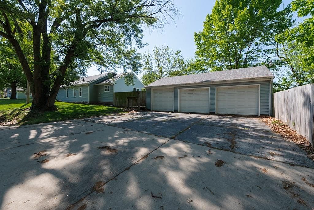 2400 Harvard Avenue — photo 32
