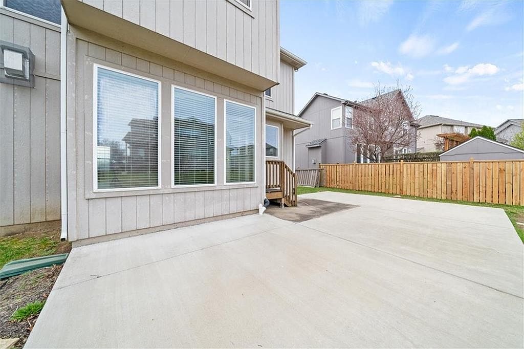 25106 W 85 Terrace — photo 40