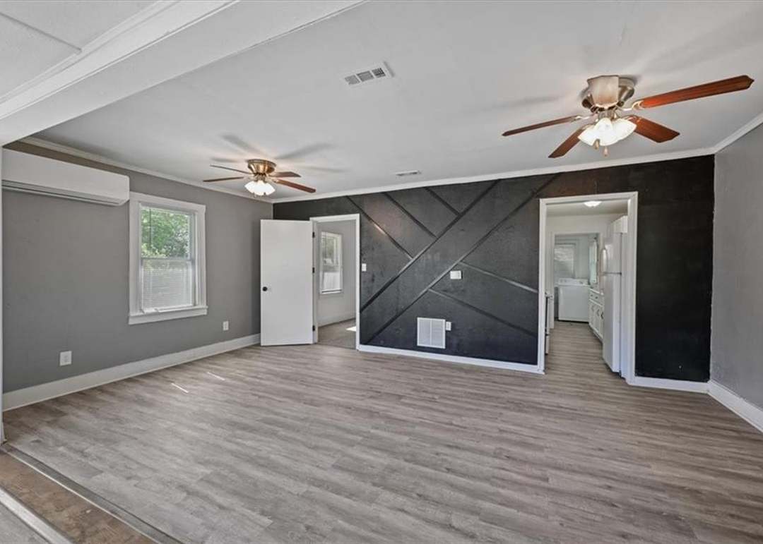 2917 E 61st Street — photo 2