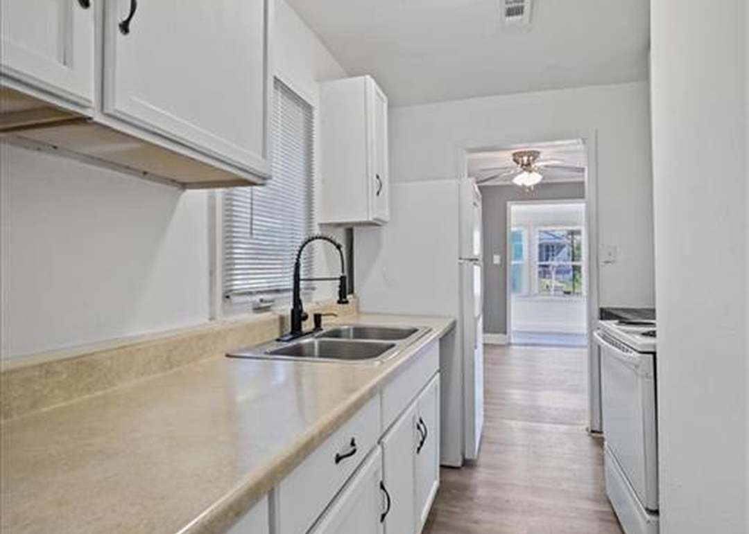 2917 E 61st Street — photo 11
