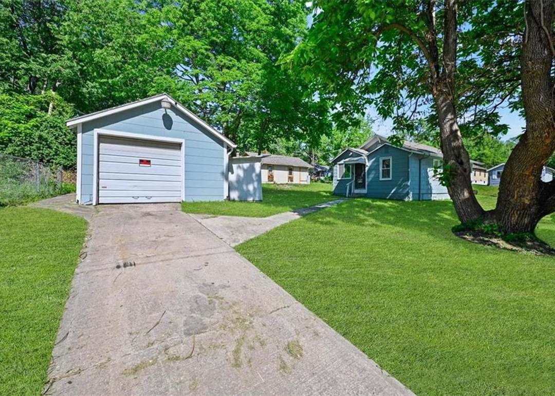 2917 E 61st Street — photo 15