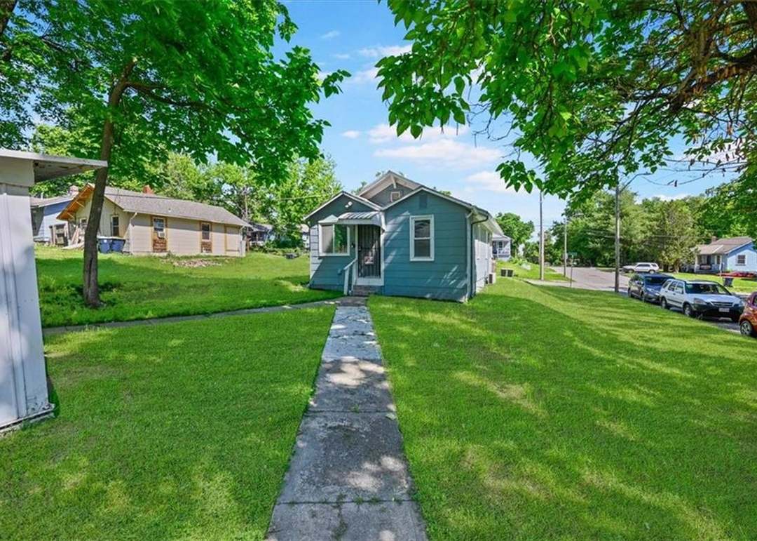 2917 E 61st Street — photo 17