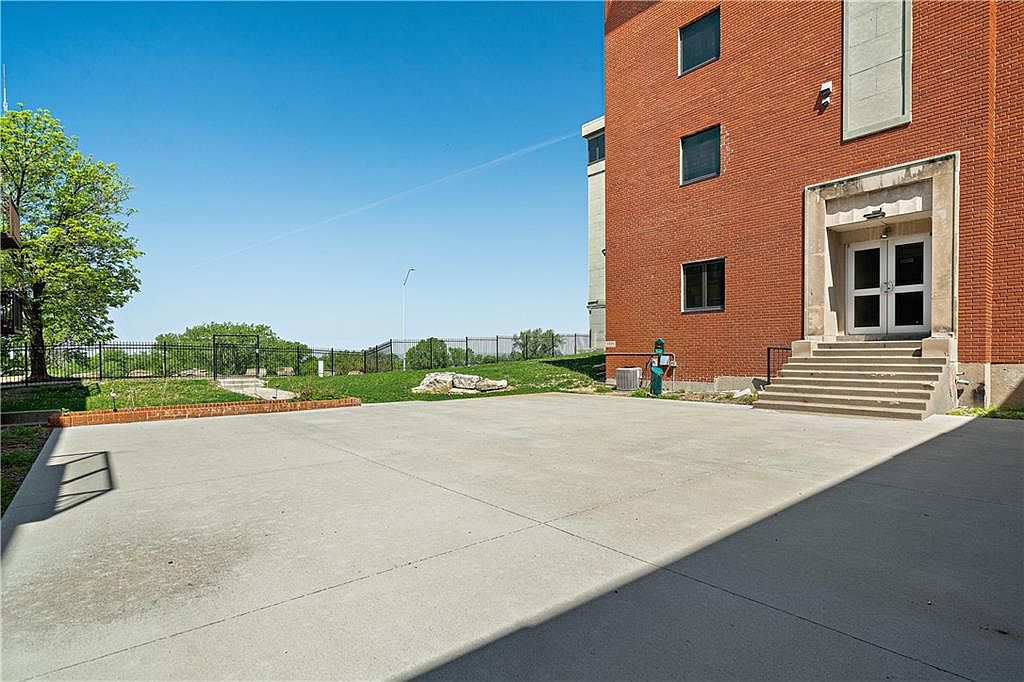 2940 Baltimore Avenue — photo 21