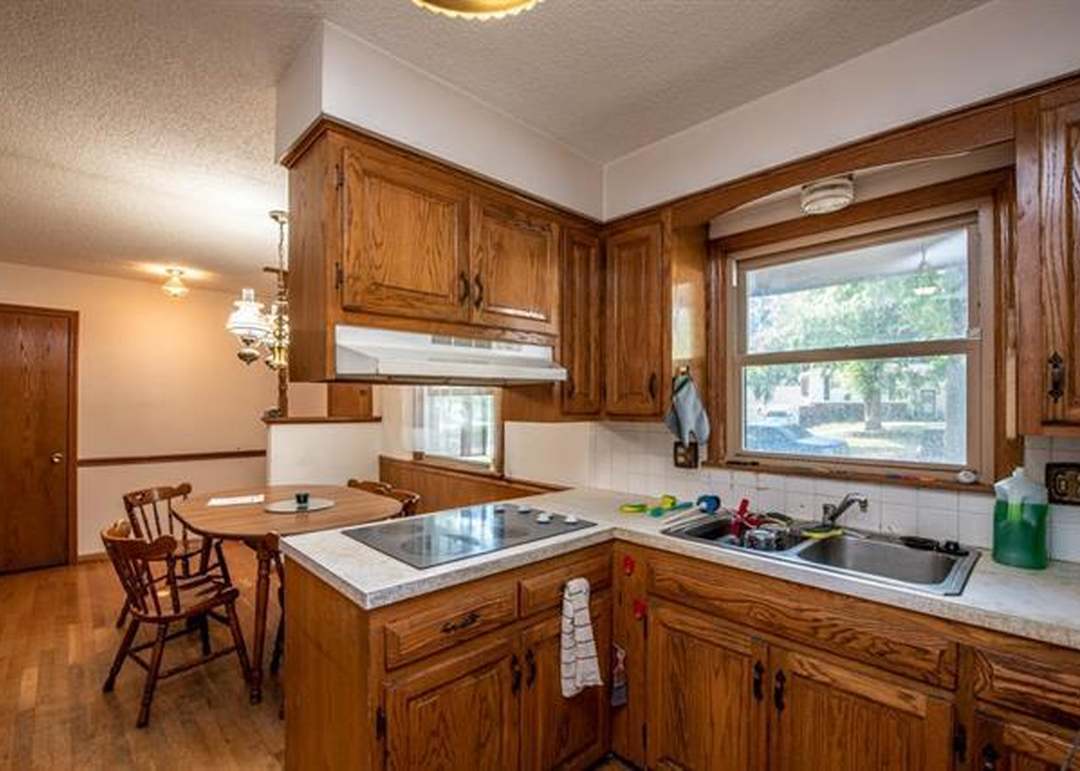 302 MANOR Court — photo 4