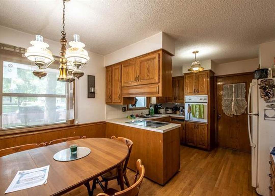 302 MANOR Court — photo 8