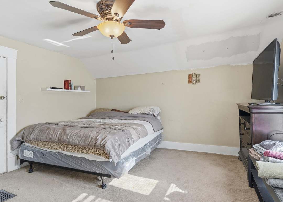 305 E Elm Street — photo 22