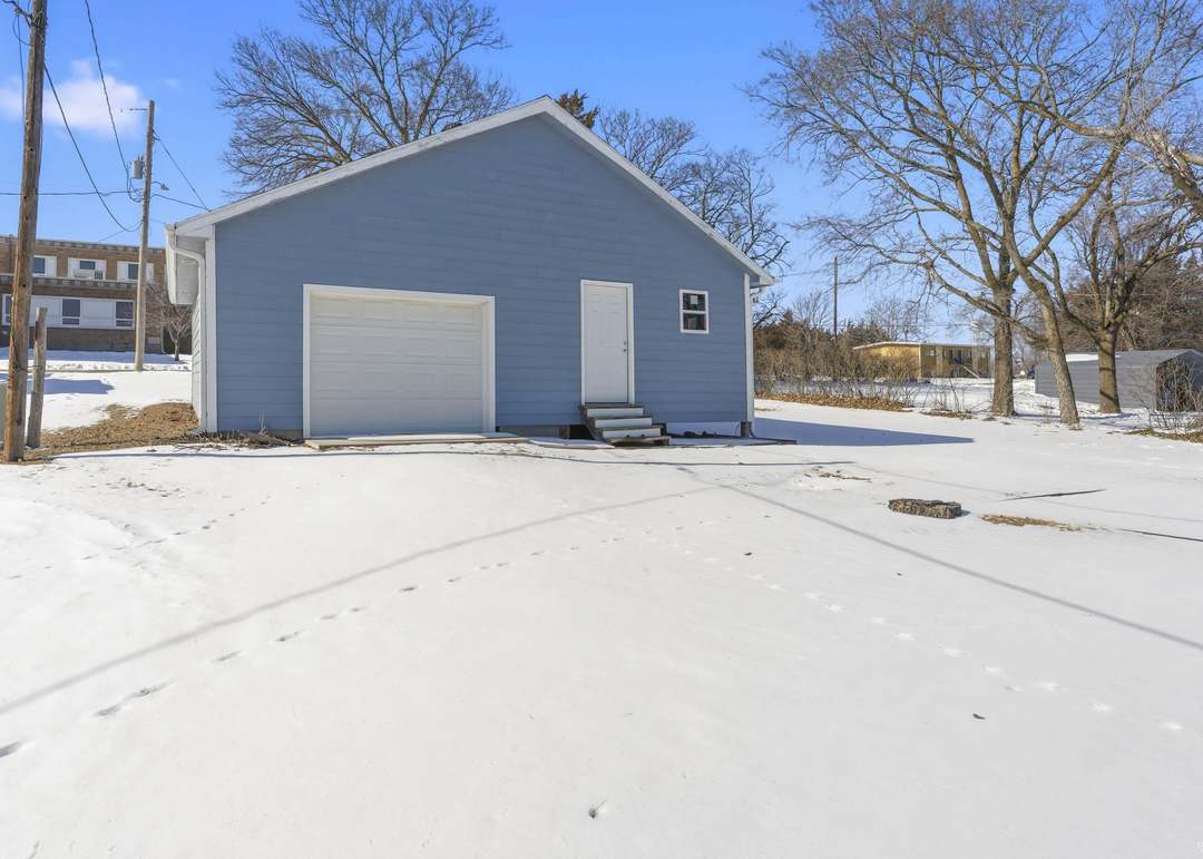 305 E Elm Street — photo 32