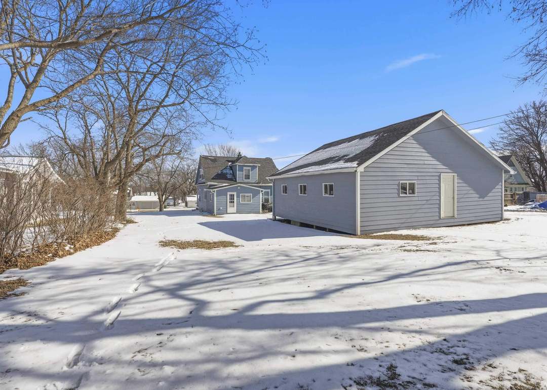 305 E Elm Street — photo 33