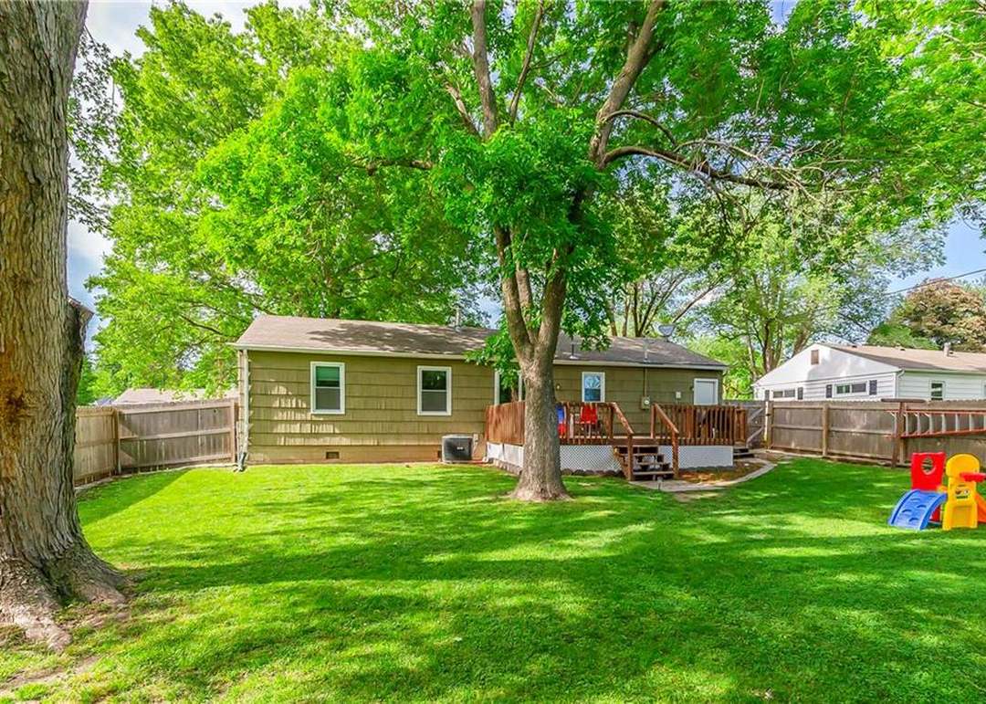 305 NE Orchard Street — photo 31