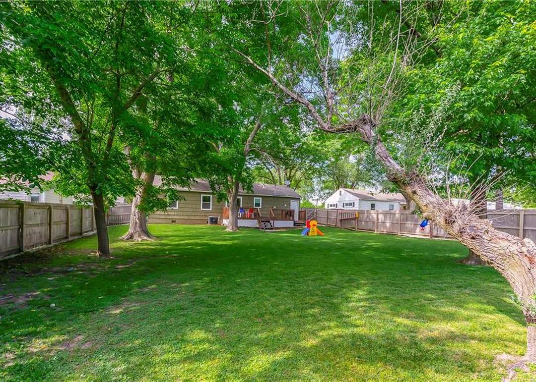 305 NE Orchard Street — photo 32