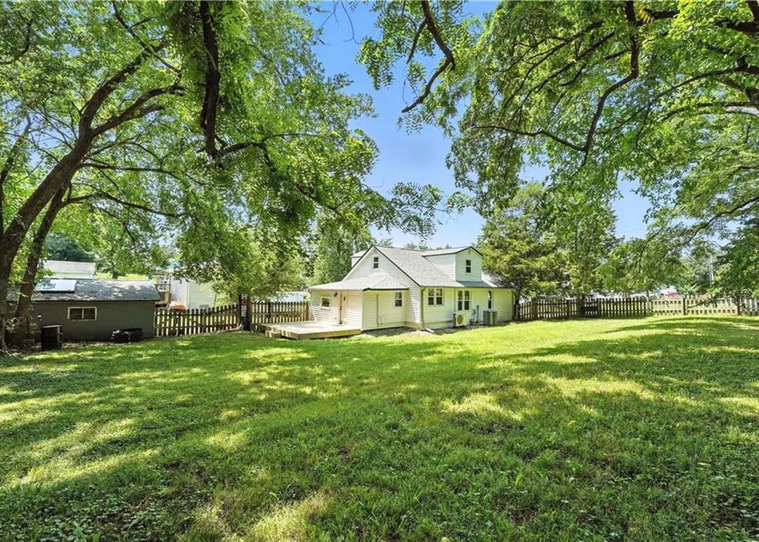 335 N Neconi Avenue — photo 17