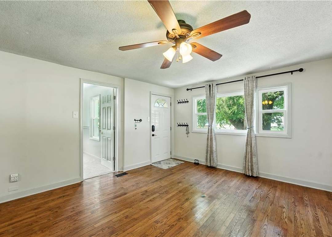 335 N Neconi Avenue — photo 22