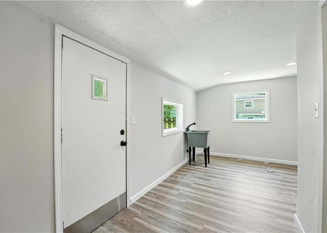 335 N Neconi Avenue — photo 31