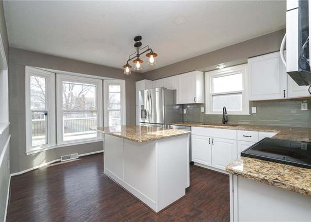 4065 SW Lido Drive — photo 2