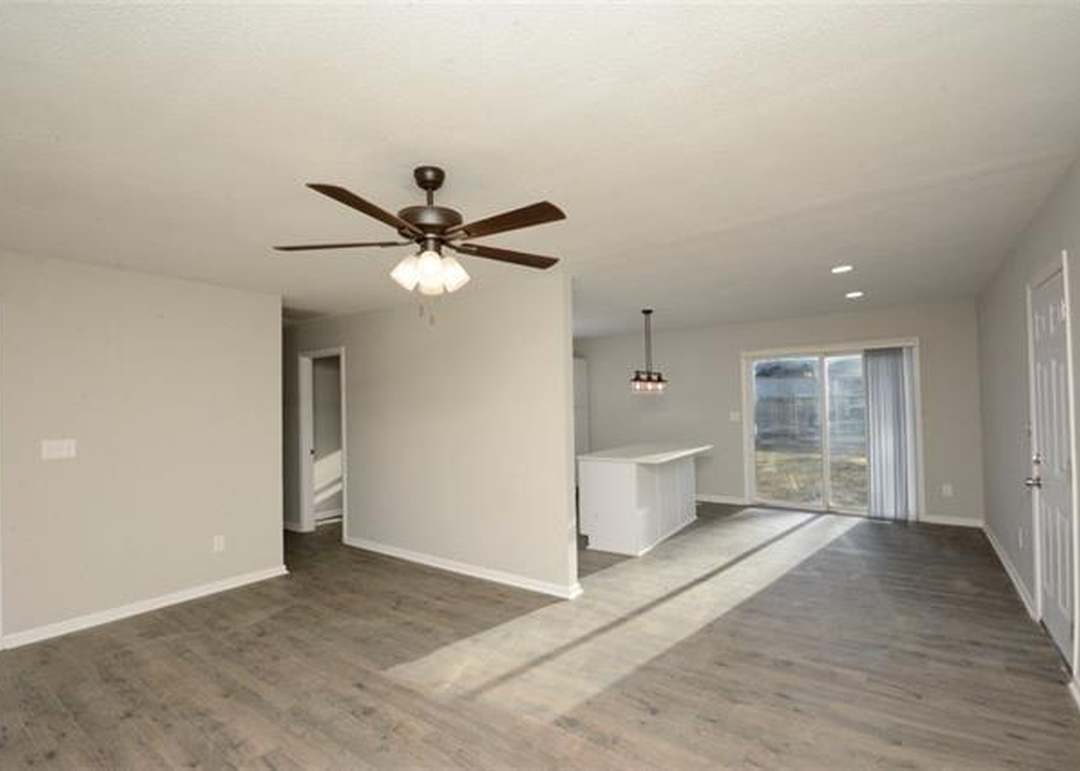 407 Prairie Lane — photo 2