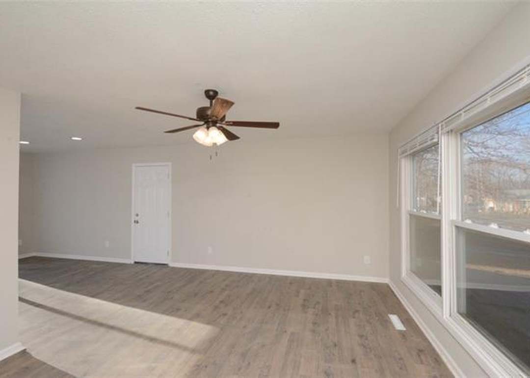 407 Prairie Lane — photo 9