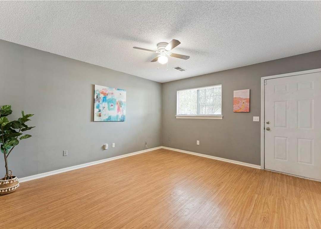 417 W Poplar Street — photo 2