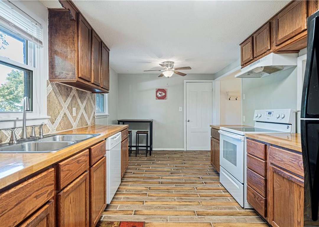 4522 W 159th Terrace — photo 6