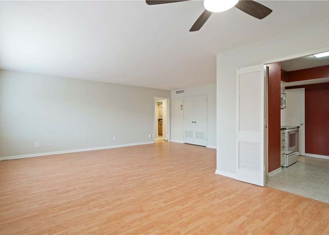 4550 Warwick Boulevard — photo 27